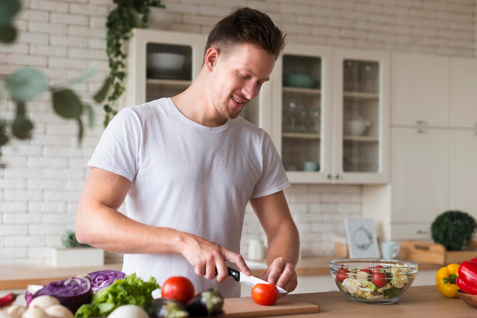 Preparación de alimentos saludables y variados para una dieta masculina equilibrada